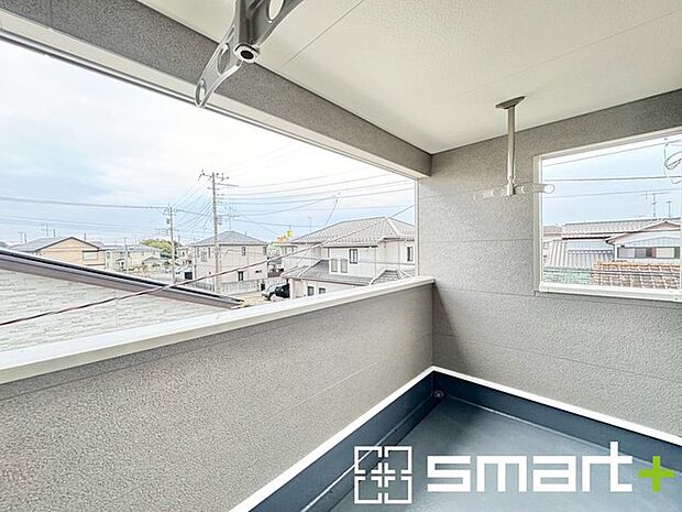 〜屋根付きのバルコニー〜 ・バルコニーは屋根付きなので急な雨でも安心です。 ・奥行きもあるので洗濯物が干しやすいのも嬉しいポイントですね。