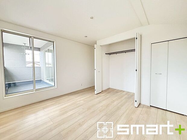 〜収納豊富な洋室〜 ・各居室に備え付けの収納をご用意。タンスなどを置く場合と比べ出っ張らないので部屋の中を有効のご活用いただけます。 ・収納の広さなどぜひ現地でご確認くださいませ。