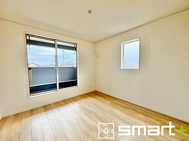 〜2面採光の明るいお部屋〜 ・洋室は2面採光とする事で穏やかな陽の入る明るい空間となっております。 ・くつろぎのプライベート時間を明るい空間で穏やかにお過ごしいただけます。