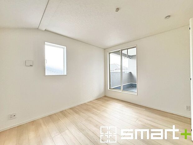 〜自然な風合いの洋室〜 ・ナチュラルな色彩で纏められた洋室は家具のコーディネートもしやすくなっております。 ・どんな家具にするか考えるだけでも楽しくなってきますね。