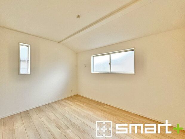 〜オプション施行もお任せください〜 ・フローリングの変色など劣化を軽減し、水をこぼした場合などにも防いでくれるフロアコーテイングが人気となっております。 ・オプション施行もお任せください。