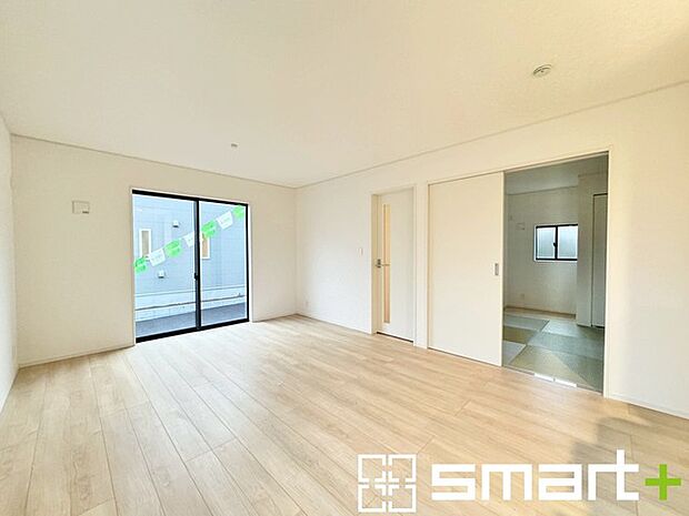 〜余裕の空間が広がるＬＤＫ〜 ・16帖あるＬＤＫはご家族団らんのお時間を余裕の広さで演出してくれます。 ・ご内覧の際は家具の配置などもイメージしながらご覧くださいませ。 