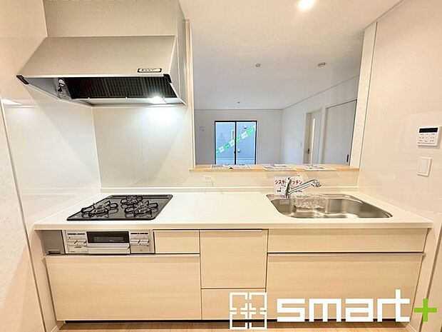 〜人気のカウンターキッチン〜 ・キッチンは人気のカウンタータイプを採用。「ご家族の顔が見える」造りです。 ・蛇口に浄水器が内蔵されているなど機能面でも優れた仕様です。 