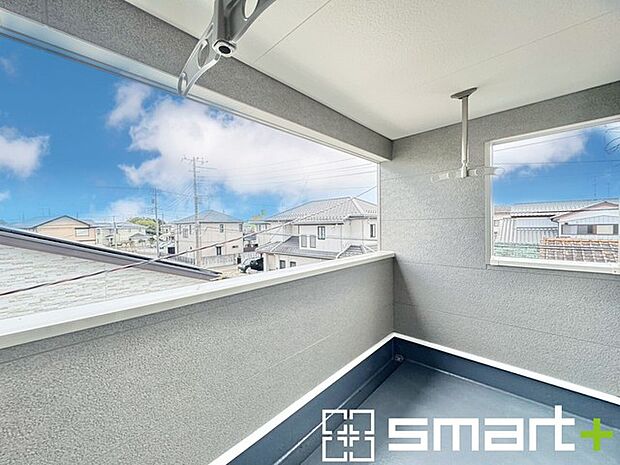 〜屋根付きのバルコニー〜 ・バルコニーは屋根付きなので急な雨でも安心です。 ・奥行きもあるので洗濯物が干しやすいのも嬉しいポイントですね。 