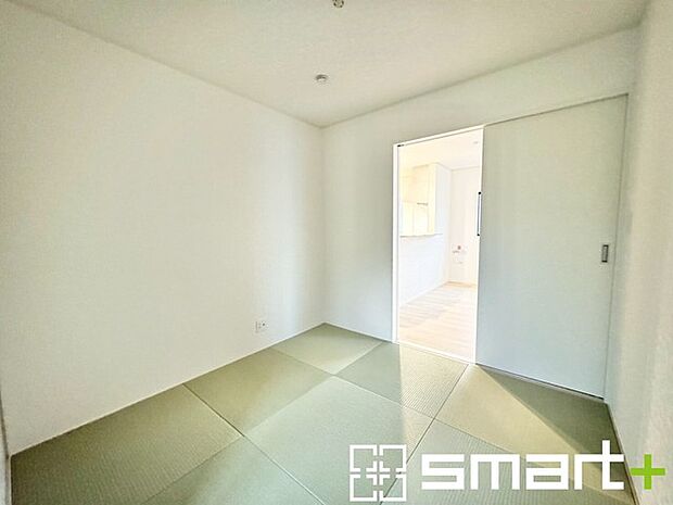 〜「和みの部屋」和室をご用意〜 ・ゴロンと寝転がったり、お子様のいるご家庭ではお子様を寝かしつけたり、などご活用いただける和室をご用意。 ・やはり畳の香りは心が落ち着きますね。 