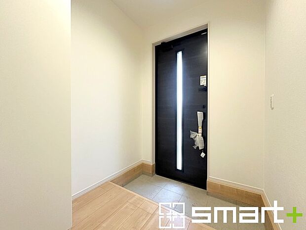 〜明るい玄関でお出迎え〜 ・圧迫感がなくスッキリ広々とした印象の玄関。窓からは明るい陽光が差し込みます。 ・備え付けのシューズボックスはたっぷりしまえて玄関がスッキリ片付きますね。