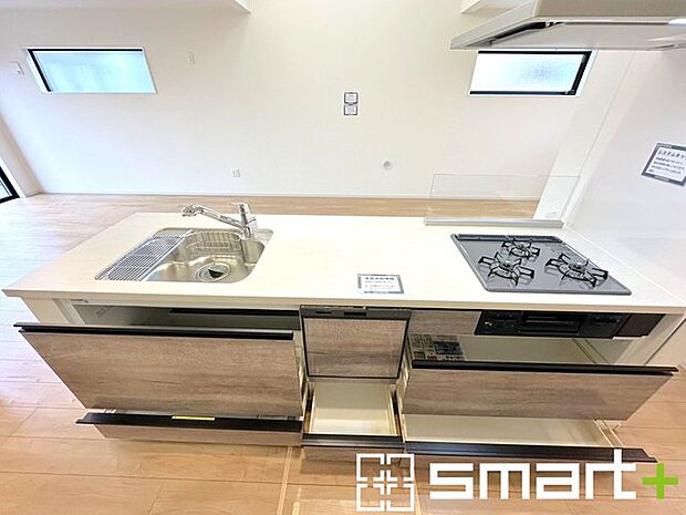 〜食器洗浄機を標準装備〜 ・キッチンにはビルトインタイプの食器洗浄機を標準装備。 ・家事にかける時間を削減でき、「自分時間」を増やすことができる嬉しいアイテムです。