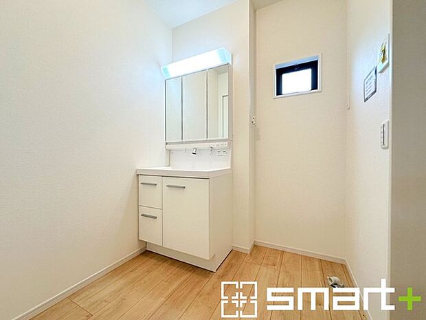 〜シャワー付き洗面台を採用〜 ・洗面台の蛇口がホースで伸びシャワーとしてご利用可能。 ・朝の寝ぐせ直しなどにシャワーを使いたい時、洗面台の掃除をする際にも便利にお使いいただけますよ。