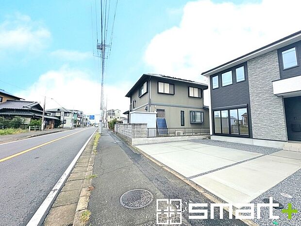 〜閑静な住宅街の立地〜 ・周辺は閑静な住宅街となっておりますので、静かな暮らしをご実現いただけます。 ・前面道路の交通量も多くないので、小さなお子様がいるご家庭でもご安心ですね。