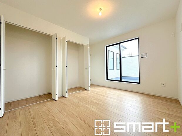 〜バルコニーに面した洋室〜 ・バルコニー側の大きな窓から穏やかな陽が差し込む明るい洋室。 ・大容量の収納スペースで整理整頓しやすく、生活空間が広がりますね。