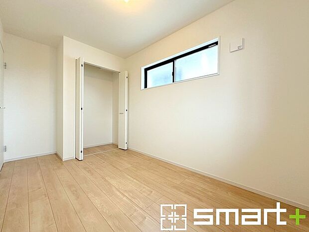 〜収納豊富な洋室〜 ・各居室に備え付けの収納をご用意。タンスなどを置く場合と比べ出っ張らないので部屋の中を有効のご活用いただけます。 ・収納の広さなどぜひ現地でご確認くださいませ。 