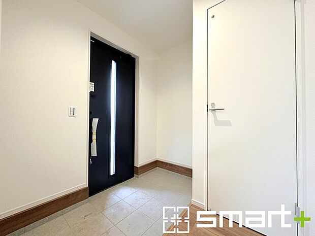 〜明るい玄関でお出迎え〜 ・圧迫感がなくスッキリ広々とした印象の玄関。窓からは明るい陽光が差し込みます。 ・備え付けのシューズボックスはたっぷりしまえて玄関がスッキリ片付きますね。