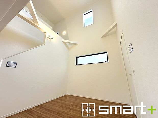 〜吹抜けのあるＬＤＫ〜 ・ＬＤＫに吹抜けを配する事で縦への空間が生まれ、開放感のある広々とした仕様に。 ・ご来客の際なども自慢できるような高級仕様のＬＤＫとなっております。 