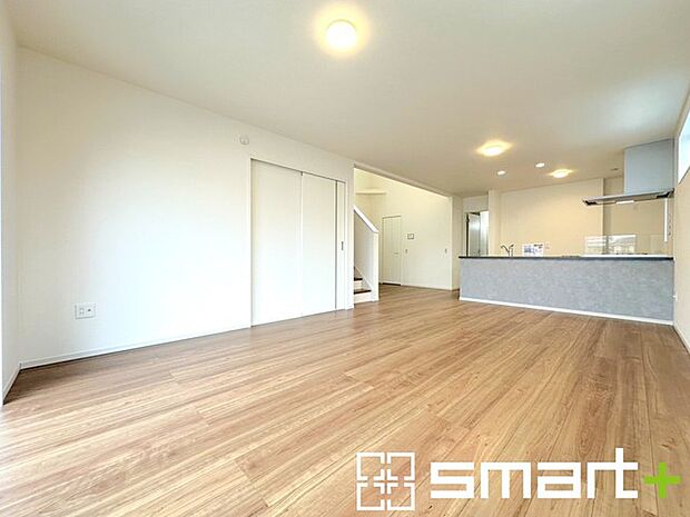 〜穏やかな陽の入るＬＤＫ〜 ・穏やかな陽だまりに包まれる居心地の良いＬＤＫは、ご家族が自然と集まる憩いのスペースに。 ・料理と洗濯、片付けなど並行して家事を進める時に便利な回遊動線。