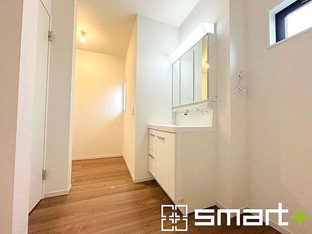 〜人気の三面鏡を採用〜 ・洗面台は三面鏡仕様なので鏡の角度を変える事で頭の後ろの方までご確認可能です。 ・鏡の裏が収納になっておりますので、洗面台周りもスッキリと片付きます。