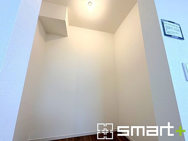 〜憧れのウォークインクローゼット〜 ・居室にウォークインを設ける事で季節ものや趣味の用具などもスッキリと収納可能です。 ・ぜひ現地でその便利さをご体感くださいませ。