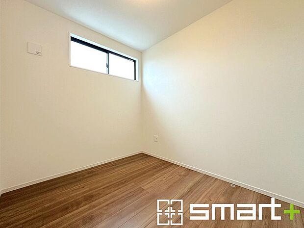 〜広々した「納戸」をご用意〜 ・本来の用途である収納としてはもちろん、テレワークスペースとしてもご利用可能な納戸をご用意。 ・広さの感覚など、ぜひ現地でご体感くださいませ。 