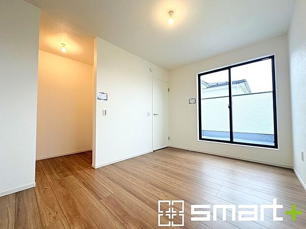 〜バルコニーに面した洋室〜 ・バルコニー側の大きな窓から穏やかな陽が差し込む明るい洋室はウォークインクローゼット付。 ・ゆとりある広さでご夫婦やご兄弟でもゆったりお過ごしいただけます。