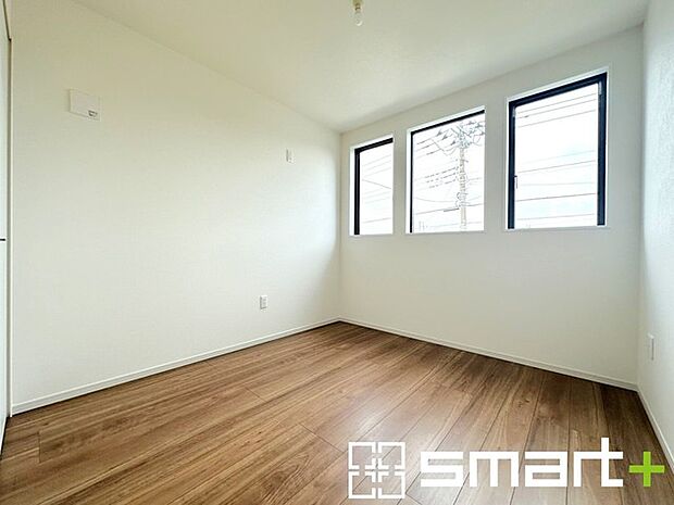 〜日当たり良好の明るい洋室〜 ・穏やかな陽だまりに包まれる居心地の良い洋室。明るい空間で穏やかにお過ごしいただけます。 ・たっぷりの収納スペース付きでお子様のお部屋にもぴったりです。