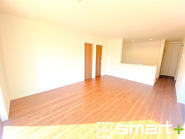 〜穏やかな陽の入るＬＤＫ〜 ・大きな窓のあるＬＤＫは陽当りも良好で明るい空間となっております。 ・ご家族団らんなど過ごす時間の多いＬＤＫが明るいのは嬉しいポイントですね。 