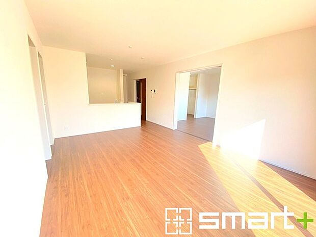 〜余裕の空間が広がるLDK〜 ・16.5帖あるLDKはご家族団らんのお時間を余裕の広さで演出してくれます。 ・ご内覧の際は家具の配置などもイメージしながらご覧くださいませ。