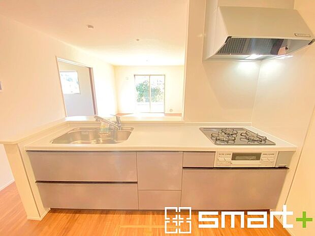 ~人気のカウンターキッチン~ ・キッチンには余計な柱が無いので、リビングが見渡せ開放感のある造りとなっております。 ・蛇口には浄水器が内蔵されるなど機能面でも優れたキッチンです。