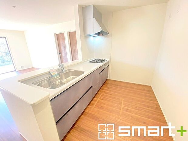 〜使い勝手の良いシステムキッチン〜 ・料理がしやすい設計のキッチンでお料理もはかどりますね。 ・もちろんキッチン下部は収納になっておりますので、フライパンなども収納可能です。