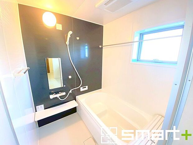 〜浴室乾燥機付きの浴室〜 ・浴室には乾燥機が付いているので雨の日でも洗濯物を干すことが可能です。 ・水はけの良い床材など機能面も充実。マイクロバルなどオプションもご相談くださいませ。