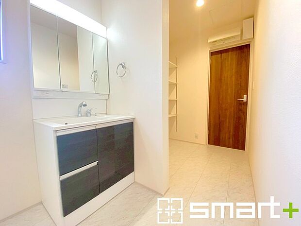 ~余裕のある広さの洗面スペース~ ・洗面スペースを大きめに取る事でリネン置場などにも困らず、洗濯なども楽々行っていただけます。 ・洗面が広い物件は意外と少ないので、ぜひご覧くださいませ。