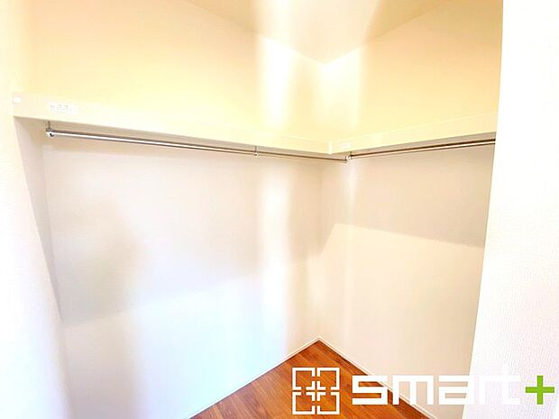 〜本格的な広さのウォークイン〜 ・しっかりとした広さのウォークインクローゼットを設けた仕様。 ・よくある小さめのウォークインは実際には収納力弱めですが、これだけ大きいと十分な収納力です。