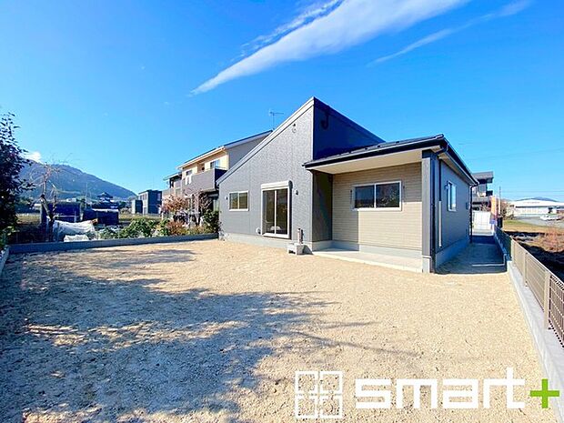 ~広々したお庭のある邸宅~ ・余裕の敷地には広いお庭もご用意。 ・ガーデニングや安らぎの空間として、倉庫を置いたりと様々な活用が可能です。 ・人工芝の敷設などもお気軽にご相談くださいませ。