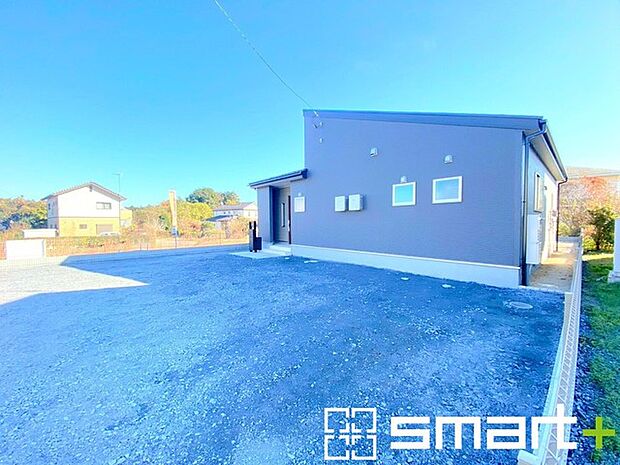 〜駐車場は3台分ご用意〜 ・駐車場は3台分ございますので、車通勤の方や複数台お持ちの方にもお勧めのお住まいです。 ・ご来客の際も安心の余裕の敷地です。 