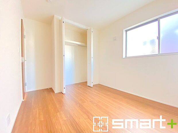 ~収納豊富な洋室~ ・各居室に備え付けの収納をご用意。タンスなどを置く場合と比べ出っ張らないので部屋の中を有効のご活用いただけます。 ・収納の広さなどぜひ現地でご確認くださいませ。