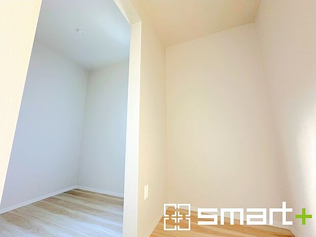 〜ウォークインクローゼット〜 ・季節ものや小物類などもたっぷりしまえるウォークインクローゼットは重宝しますね。 ・加えてフリースペース付き。収納としてはもちろん、テレワークルームとしても便利。 