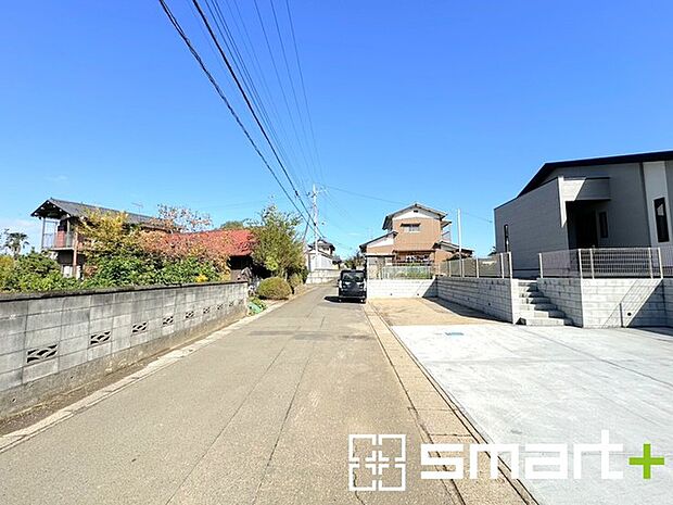 〜閑静な住宅街の立地〜 ・周辺は閑静な住宅街となっておりますので、静かな暮らしをご実現いただけます。 ・前面道路の交通量も多くないので、小さなお子様がいるご家庭でもご安心ですね。 