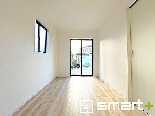 〜明るく暖かな光が差し込む洋室〜 ・窓からたっぷりの光が舞い込み、お部屋全体を優しく包み込んでくれます。 ・くつろぎのプライベート時間を明るい空間で穏やかにお過ごしいただけます。 