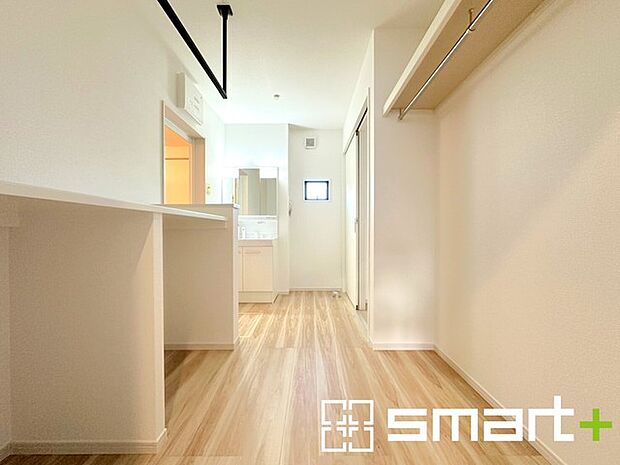 〜余裕のある広さの洗面スペース〜 ・洗面所にはリネンスペースを設ける事でタオルや洗剤などの置場にも困りません。 ・家事などにも便利なカウンター付きです。 