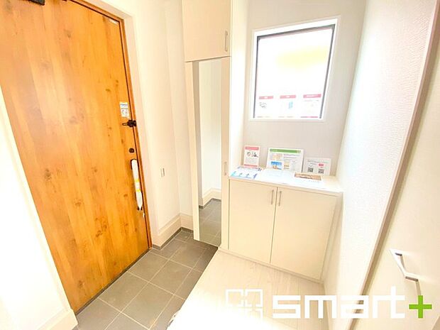 〜十分な容量のシューズボックス〜 ・備え付けのシューズボックスは充分な容量を確保。 ・より大型のものへのご変更などご希望の方もお気軽にご相談くださいませ。