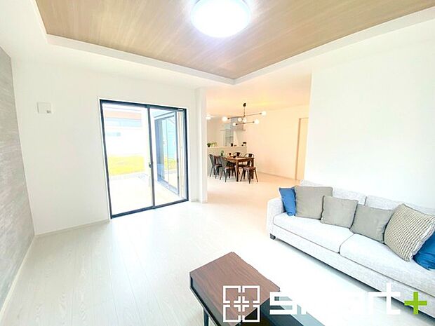 〜折り上げ天井のあるLDK〜 ・一部天井を高くする折り上げ天井を配する事で縦への空間が生まれ、開放感のある広々とした仕様に。 ・ぜひ現地でその魅力をご体感くださいませ。