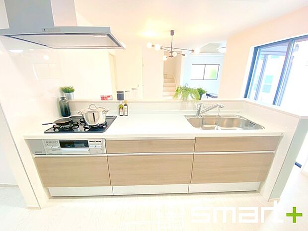 〜人気のカウンターキッチン〜 ・キッチンには余計な柱が無いので、リビングが見渡せ開放感のある造りとなっております。 ・蛇口には浄水器が内蔵されるなど機能面でも優れたキッチンです。