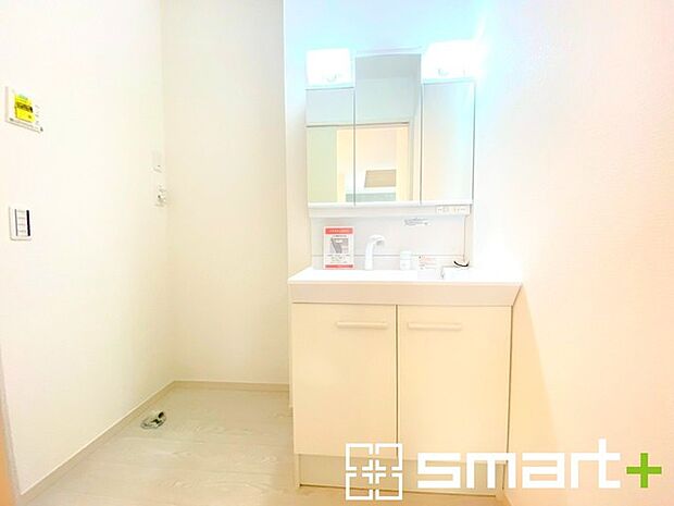 〜シャワー付き洗面台を採用〜 ・洗面台の蛇口がホースで伸びシャワーとしてご利用可能。 ・朝の寝ぐせ直しなどにシャワーを使いたい時、洗面台の掃除をする際にも便利にお使いいただけますよ。