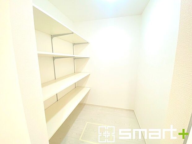 〜パントリーのあるお住まい〜 ・キッチン横にパントリー(食糧庫)をご用意。買い溜めした食材などはもちろん、ティッシュなどの置場としてもご利用いただけます。 ・ぜひ現地でご確認くださいませ。