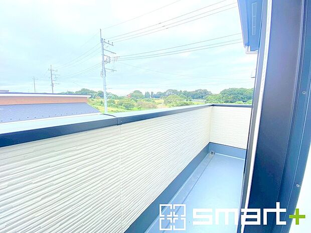 〜洗濯物も干しやすいバルコニー〜 ・バルコニーには物干し竿受けが標準装備されております。 ・テラス屋根等のオプションもお気軽にご相談くださいませ。