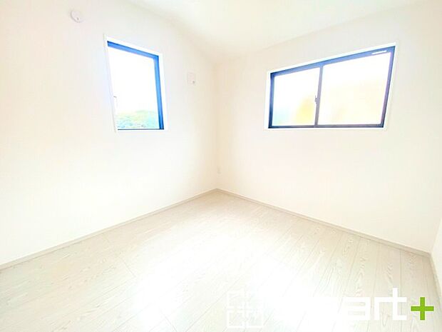 〜2面採光の明るいお部屋〜 ・洋室は2面採光とする事で穏やかな陽の入る明るい空間となっております。 ・くつろぎのプライベート時間を明るい空間で穏やかにお過ごしいただけます。