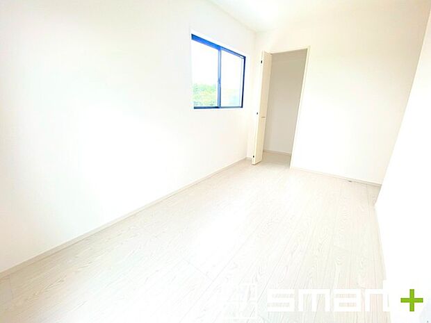 〜オプション施行もお任せください〜 ・フローリングの変色など劣化を軽減し、水をこぼした場合などにも防いでくれるフロアコーテイングが人気となっております。 ・オプション施行もお任せください。