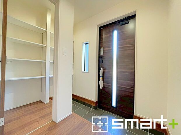 〜シューズインクロークのある玄関〜 ・玄関横にシューズインクロークをご用意。 ・追加の靴置きとしてはもちろん、スキー・ゴルフなど趣味の用具の置場としてもご利用いただけます。