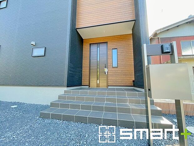 〜お住まいの顔「玄関」〜 ・玄関ドアの上にはもちろん軒がございますので、雨の日でも濡れずに鍵の開閉が可能です。 ・鍵は防犯性に優れたディンプルキーを採用。