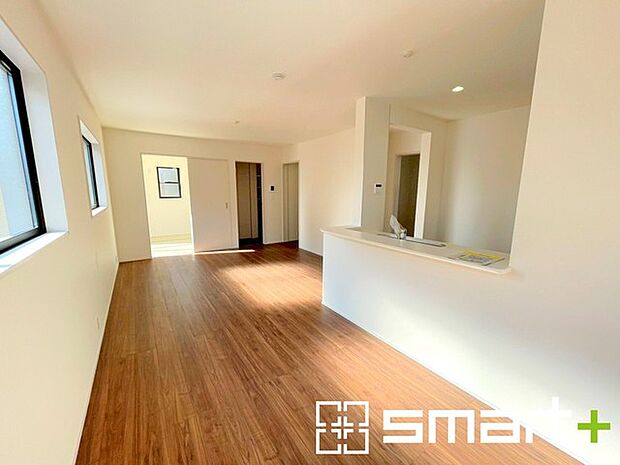 〜家族団らんにピッタリの広々リビング〜 ・穏やかな陽だまりに包まれる居心地の良いＬＤＫは、ご家族が集まる憩いのスペースに。 ・隣接の和室を続き間として利用すれば19帖超の広々空間になります。