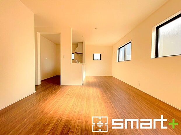 〜穏やかな陽の入るLDK〜 ・窓からたっぷりの陽光が差し込む明るいリビングはご家族が自然と集まる憩いのスペースに。 ・料理と洗濯、片付けなど並行して家事を進める時に便利な回遊動線。