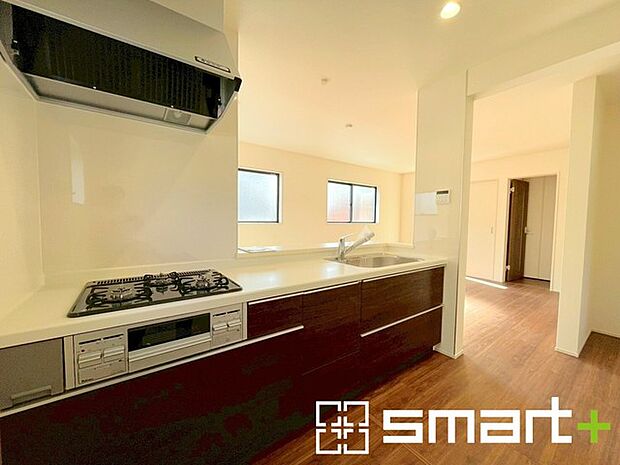 〜人気のカウンターキッチン〜 ・キッチンは人気のカウンタータイプを採用。「ご家族の顔が見える」造りです。 ・蛇口に浄水器が内蔵されているなど機能面でも優れた仕様です。